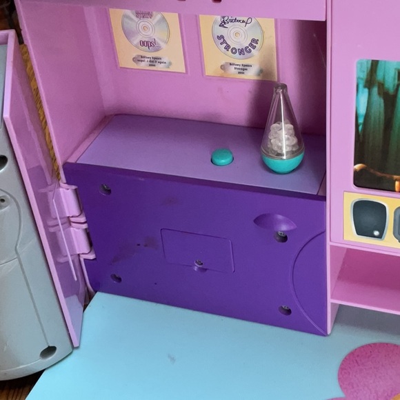 Britney Spears Concert Tour Bus - Picture 14 of 16